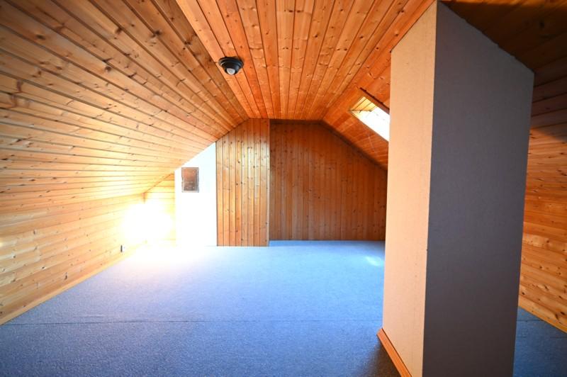 Ausgebauter Bühnenraum - KOMFORTABLES REIHENHAUS MIT XXL-GARAGE