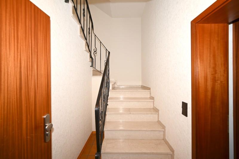 Zugang Wohnbereich Haus - KOMFORTABLES REIHENHAUS MIT XXL-GARAGE