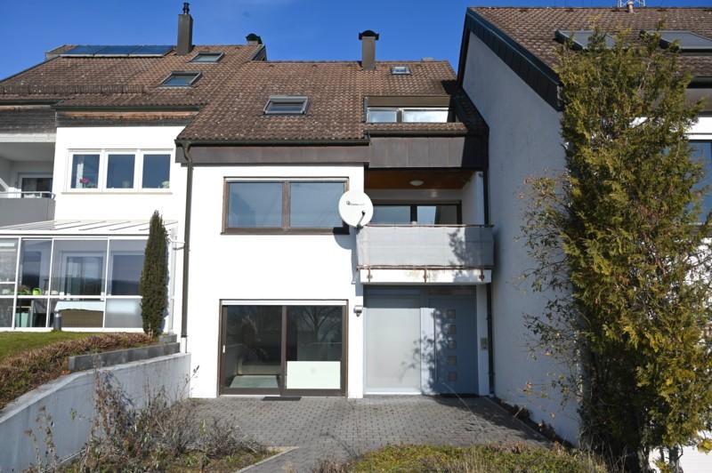 Hauseingang mit Einliegerwohnung - KOMFORTABLES REIHENHAUS MIT XXL-GARAGE