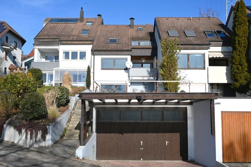 Hausansicht Südseite - KOMFORTABLES REIHENHAUS MIT XXL-GARAGE