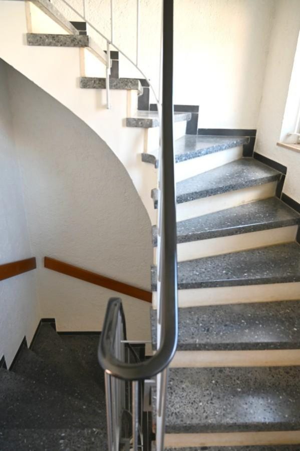 PERFEKTES FAMILIENQUARTIER MIT SONNIGEM GRUNDSTÜCK - Treppe in DG