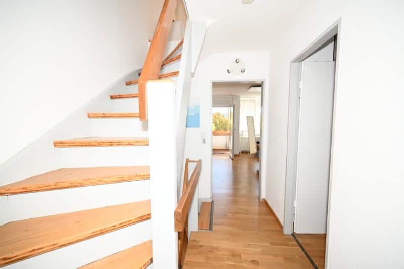 Treppe OG in DG - JUNGE FAMILIE MIT KIND GESUCHT