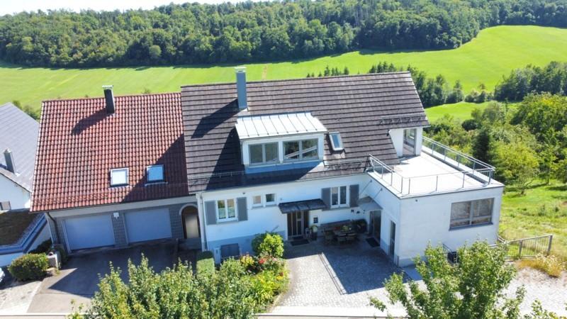 Hausansicht Eingangsbereich - WOHNEN & INVESTIEREN AM NATURPARK SCHÖNBUCH-3-FAMILIENHAUS MIT ANBAU 1-FAMILIENHAUS