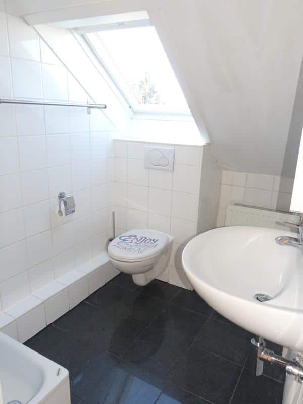 Bad/WC mit Dusche - JUNGES WOHNEN IN GEMÜTLICHER DG-ATMOSPHÄRE