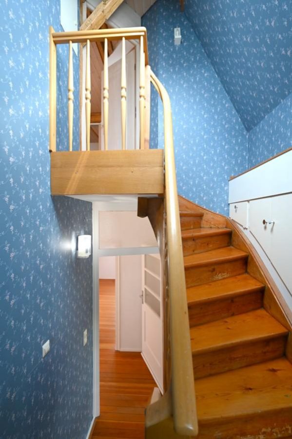 Treppe OG in DG - WOHNEN AUF 2 ETAGEN – WIE IM EIGENEN HAUS