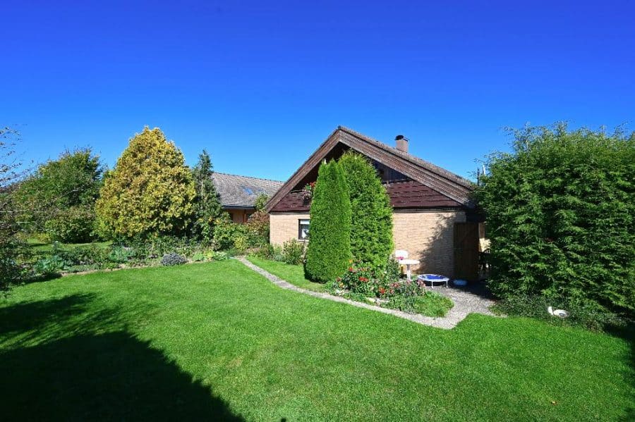 Gartenansicht - ZWEI GENERATIONEN UNTER EINEM DACH