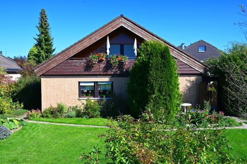 Hausansicht - ZWEI GENERATIONEN UNTER EINEM DACH